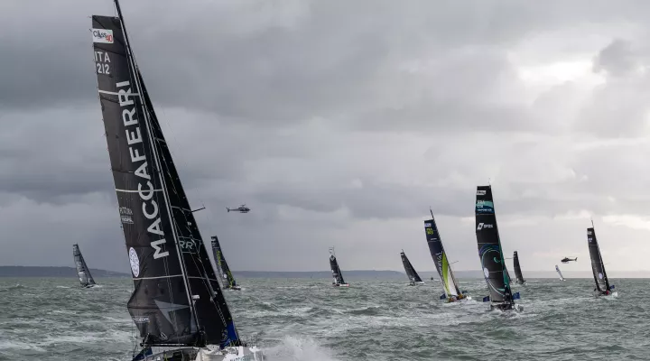 Skipper en course au large Class40 lors de la Trin’40 en solitaire, naviguant dans des conditions exigeantes au large de La Trinité-sur-Mer